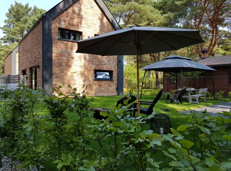 ENKLAVA  Przed słońcem chronią parasole na terenie?v=1.0