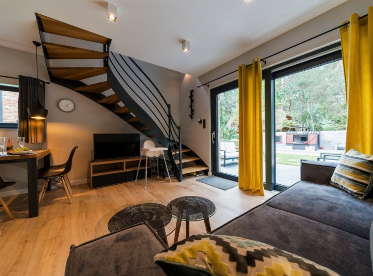 ENKLAVA  Widok na taras i plac zabaw z apartamentu?v=1.0